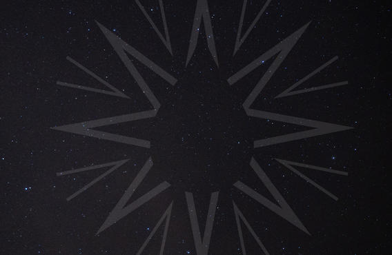 Un fond noir avec une grande étoile grise délavée à droite. La star a un masque représentant une goutte de sang fanée au milieu.