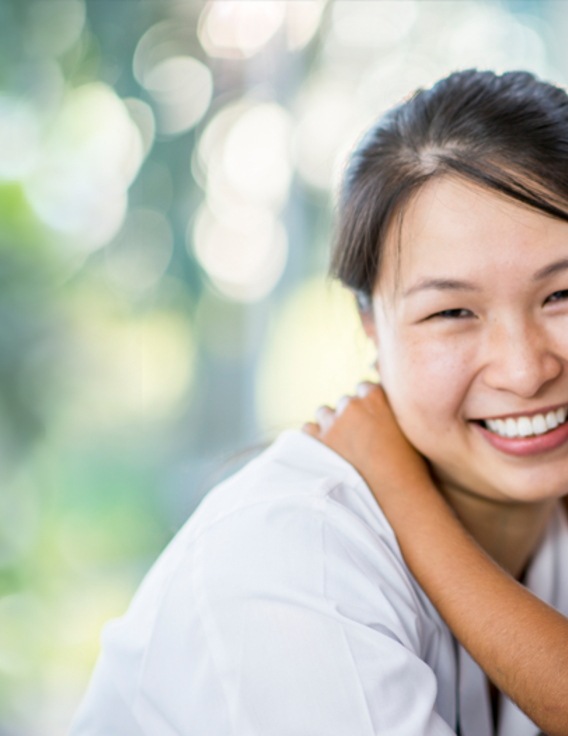 Une femme étreignant un enfant
