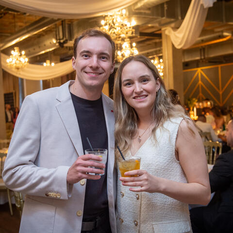 Le héros à l’honneur, Simon Robitaille, en compagnie d’une personne invitée lors de la grande finale 2025 de Québec, à la Place Gare Viger de Montréal.