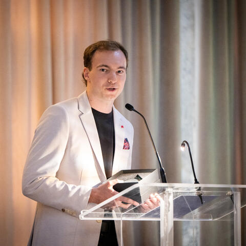 Le héros à l’honneur, Simon Robitaille, prononçant un discours sur scène lors de la grande finale 2025 du Québec, à la Place Gare Viger de Montréal.