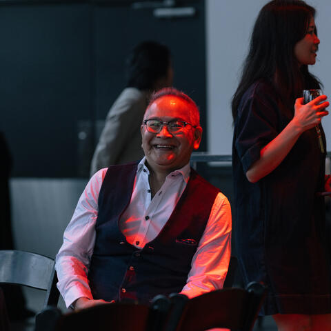 Tom Wong, ambassadeur de la SLLC ayant survécu à un cancer du sang, passant un bon moment lors de la grande finale de l’Ontario, à la brasserie Steam Whistle Brewing de Toronto.