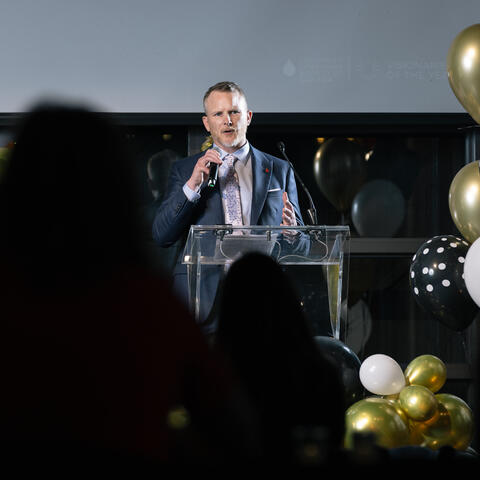 Dave McGee, président de l’équipe de direction 2025, prononçant un discours sur scène lors de la grande finale de l’Ontario, à la brasserie Steam Whistle Brewing de Toronto.