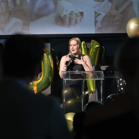 Shari Leavitt, lauréate de l’Ontario en 2022, prononçant un discours sur scène lors de la grande finale de l’Ontario, à la brasserie Steam Whistle Brewing de Toronto.