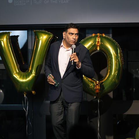 Jatinder Wadhwa, membre de l’équipe de l’année 2025, recevant son prix sur scène lors de la grande finale 2025 de l’Ontario, à la brasserie Steam Whistle Brewing de Toronto.
