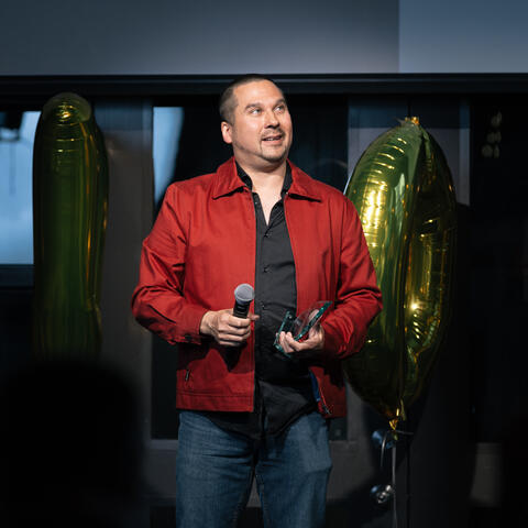 Adam Kimont, finaliste de la campagne Visionnaires de l’année 2025, recevant son prix lors de la grande finale de l’Ontario, à la brasserie Steam Whistle Brewing de Toronto.
