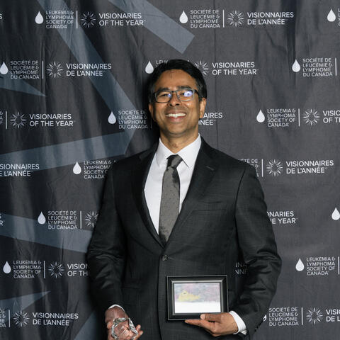 Venkat Ramadoss, candidat de la campagne Visionnaires de l’année 2025, photographié avec ses prix lors de la grande finale de l’Ontario, à la brasserie Steam Whistle Brewing de Toronto.