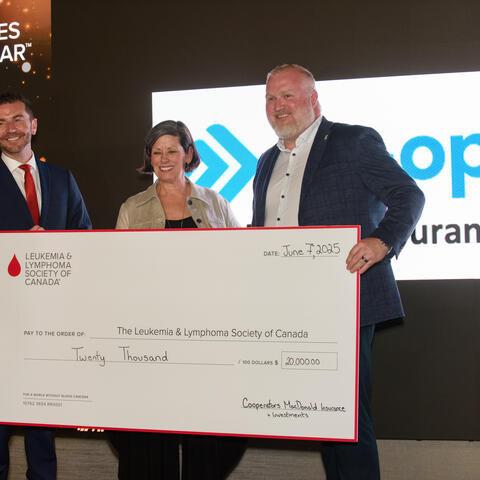 Dan MacDonald, de Cooperators MacDonald Insurance, remettant un chèque d’une valeur de 20 000 $ à Daniel Blacquiere et à Nancy MacDonald, membres du personnel de la SLLC.