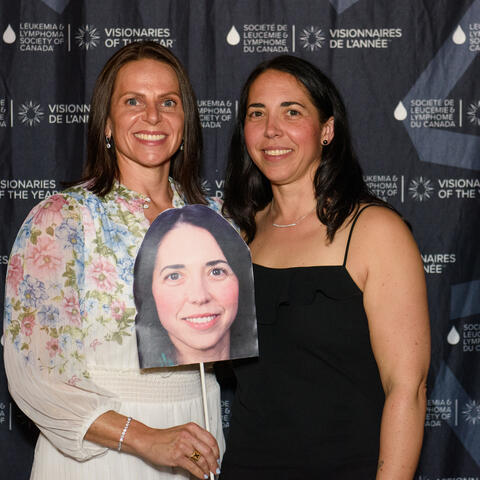 Dawn Maskine, participante à l’événement, et Christine Lefebvre, lauréate du titre national de Visionnaire de l’année 2025, photographiées au Steele Wheels Auto Museum, à Halifax.