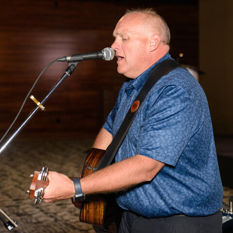 Le musicien Glenn Gordon offrant une prestation musicale lors de la grande finale de l’Atlantique, au Steele Wheels Auto Museum de Halifax.