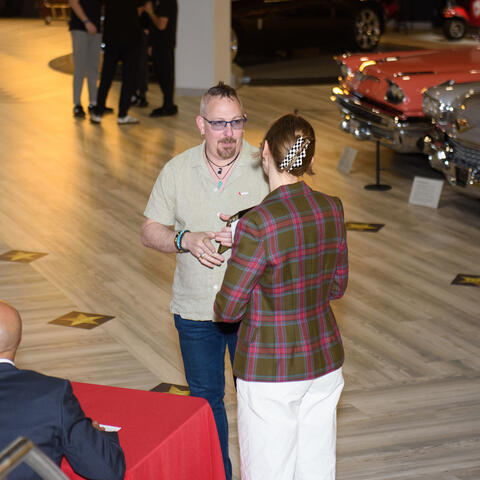 Personnes venant assister à la grande finale de l’Atlantique qui s’enregistrent à leur arrivée au Steele Wheels Auto Museum, à Halifax.