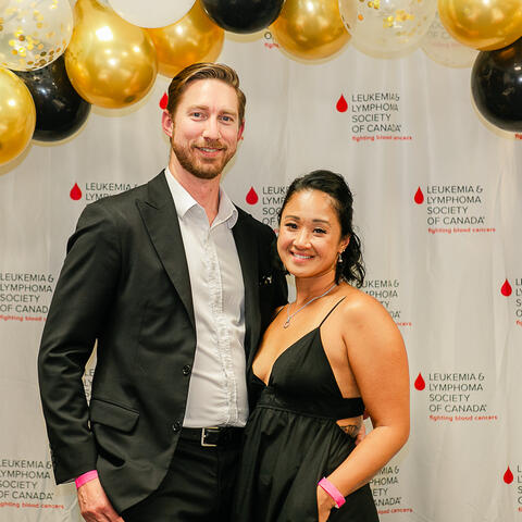 Kevin Parton, membre de l’équipe de direction, et une personne invitée photographiés lors de la grande finale 2025 de la Colombie-Britannique, à la Vancouver Art Gallery.