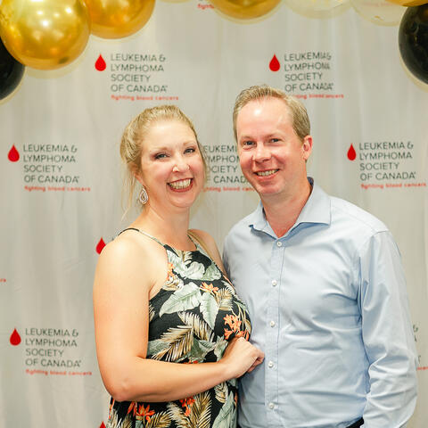 Deux personnes participantes photographiées lors de la grande finale 2025 de la Colombie-Britannique, à la Vancouver Art Gallery.