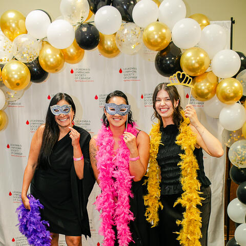 Personnes participantes photographiées avec des accessoires lors de la grande finale 2025 de la Colombie-Britannique, à la Vancouver Art Gallery.