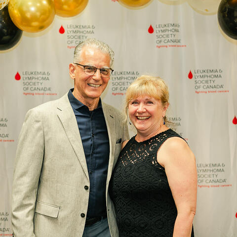 Deux personnes participantes photographiées lors de la grande finale 2025 de la Colombie-Britannique, à la Vancouver Art Gallery.