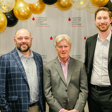 Le candidat Duncan Robinson posant aux côtés des membres de l’équipe de direction Jaime Stein et Kevin Parton lors de la grande finale 2025 de la Colombie-Britannique, à la Vancouver Art Gallery.
