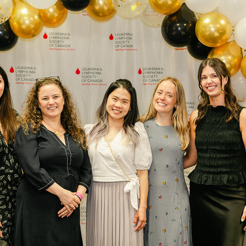 Membres de l’équipe de la SLLC photographiés lors de la grande finale 2025 de la Colombie-Britannique, à la Vancouver Art Gallery.