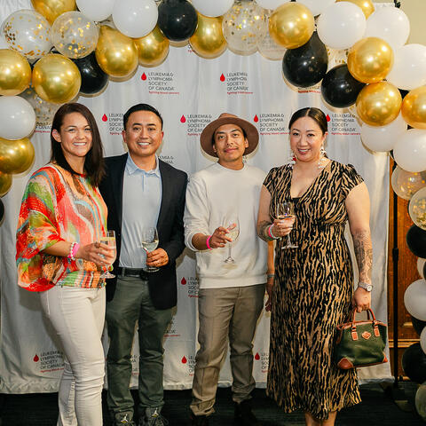 Le héros à l’honneur de 2025, Nino Maclang, photographié avec trois personnes invitées lors de la grande finale 2025 de la Colombie-Britannique, à la Vancouver Art Gallery.