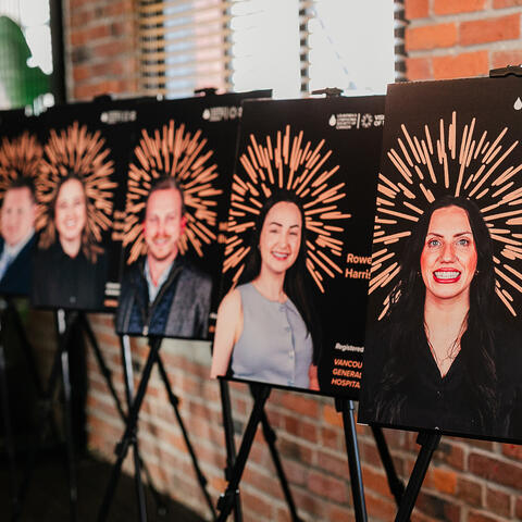 Des affiches des candidats longent les murs de la salle pour célébrer les participants au gala de collecte de fonds.